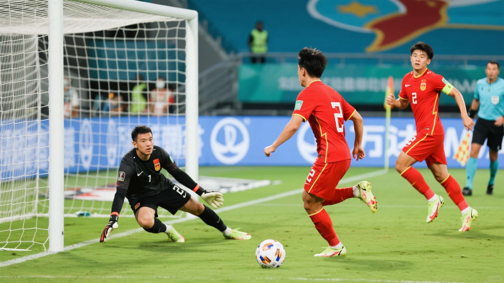 以下克上!FIFA系列赛:国足2比0库拉索 时隔16年击败世界杯参赛队 下半场,库拉索加强了反扑力度,但国足后防线顶住了压力,门将的关键扑救多次化解险情